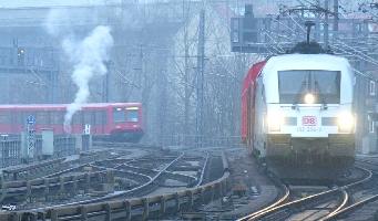 Porsche-Sonderzug in Berlin Alexanderplatz mit parallel fahrender S-Bahn