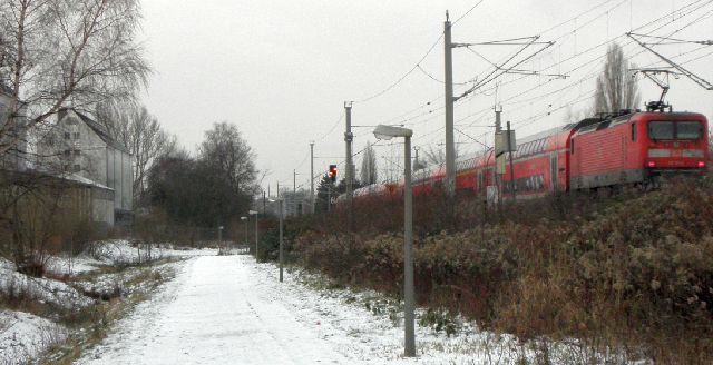 Rahlau, Fußweg und Eisenbahnstrecke mit Regionalexpreß