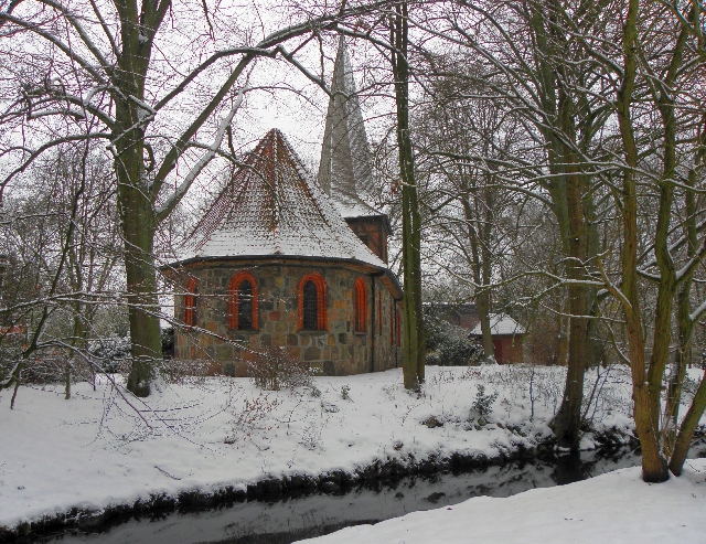 Altrahlstedter Feldsteinkirche an der Wandse