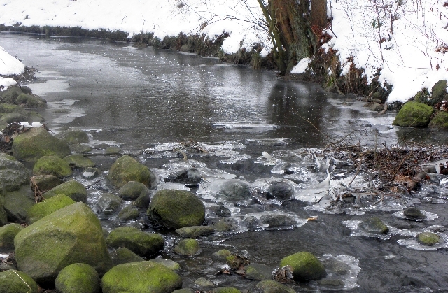 zugefrorene Wandse am Rahlstedter Uferweg in Höhe der Feldsteinkirche