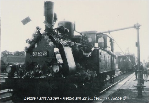 896278 nimmt Wasser am Bahnsteig C in Nauen zur letzten Fahrt von Nauen nach Ketzin