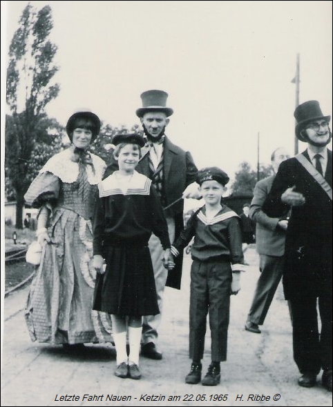 Letzte Fahrt eines Reisezuges auf der Strecke Nauen Ketzin mit einer Trachtengruppe