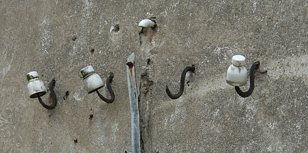 verrottete Isolatoren in Ribbeck im Havelland